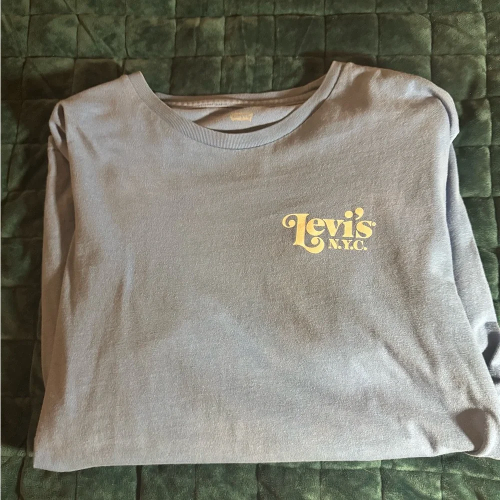 Levi’s Men’s NYC (Big Apple) Light Blue Tee. Medium